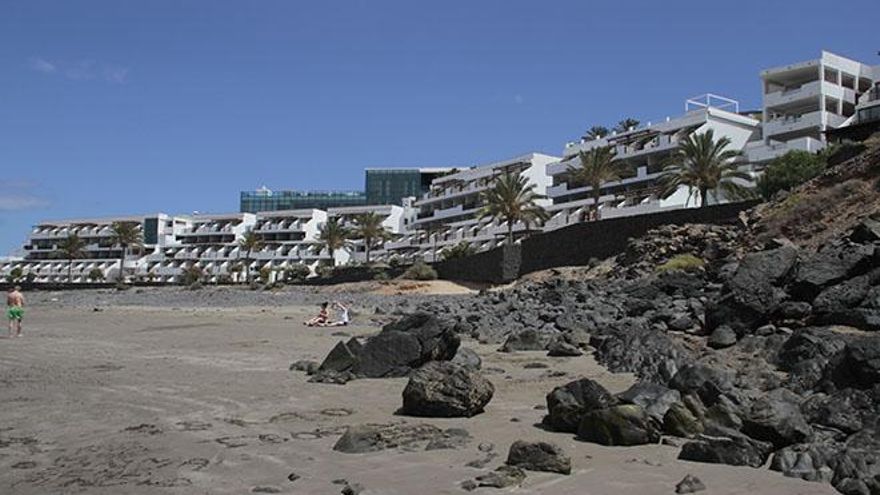 El Cabildo de Lanzarote concede la autorización turística al hotel ilegal Papagayo Arena