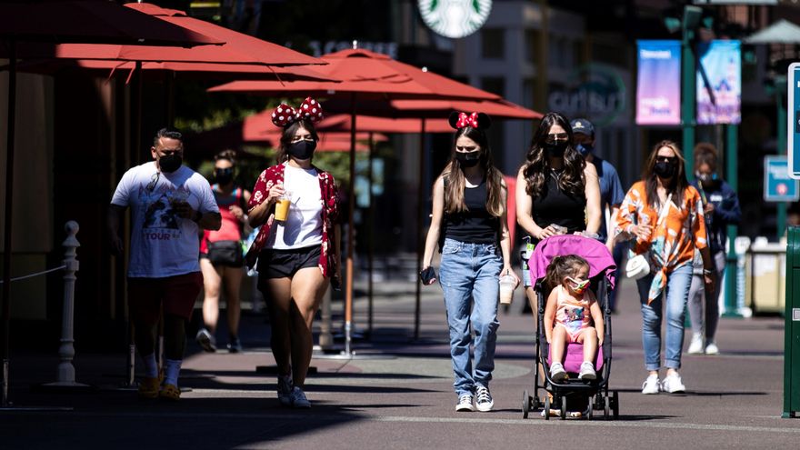Disneyland Resort abrió este viernes sus puertas tras permanecer cerrado más de un año por la pandemia del coronavirus, que paralizó por completo la actividad de una de las principales atracciones turísticas de California. EFE/EPA/ETIENNE LAURENT