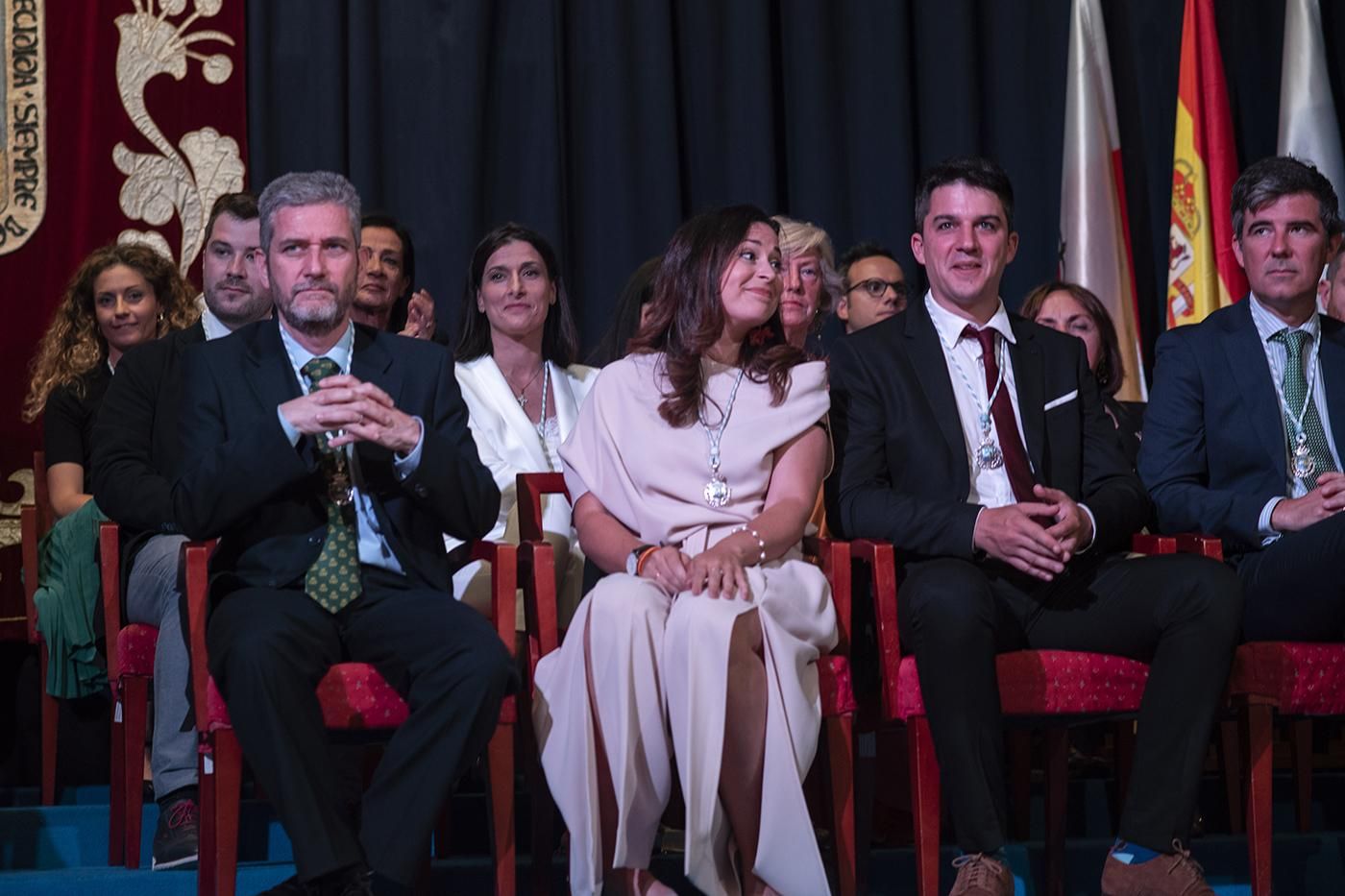 Javier Ceruti (Cs), a la izquierda, escucha el discurso de Gema Igual (PP) como alcaldesa. | JOAQUÍN GÓMEZ SASTRE