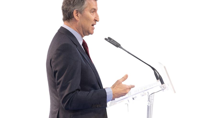 El presidente del PP, Alberto Núñez Feijóo, interviene durante un desayuno informativo del diario 'La Razón', en la sede de La Razón, a 31 de marzo de 2025, en Madrid (España).