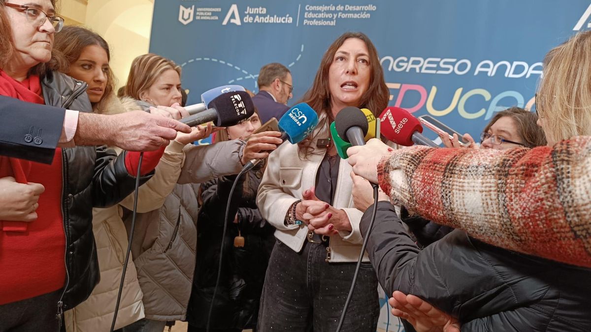Loles López atiende a los periodistas en Córdoba.