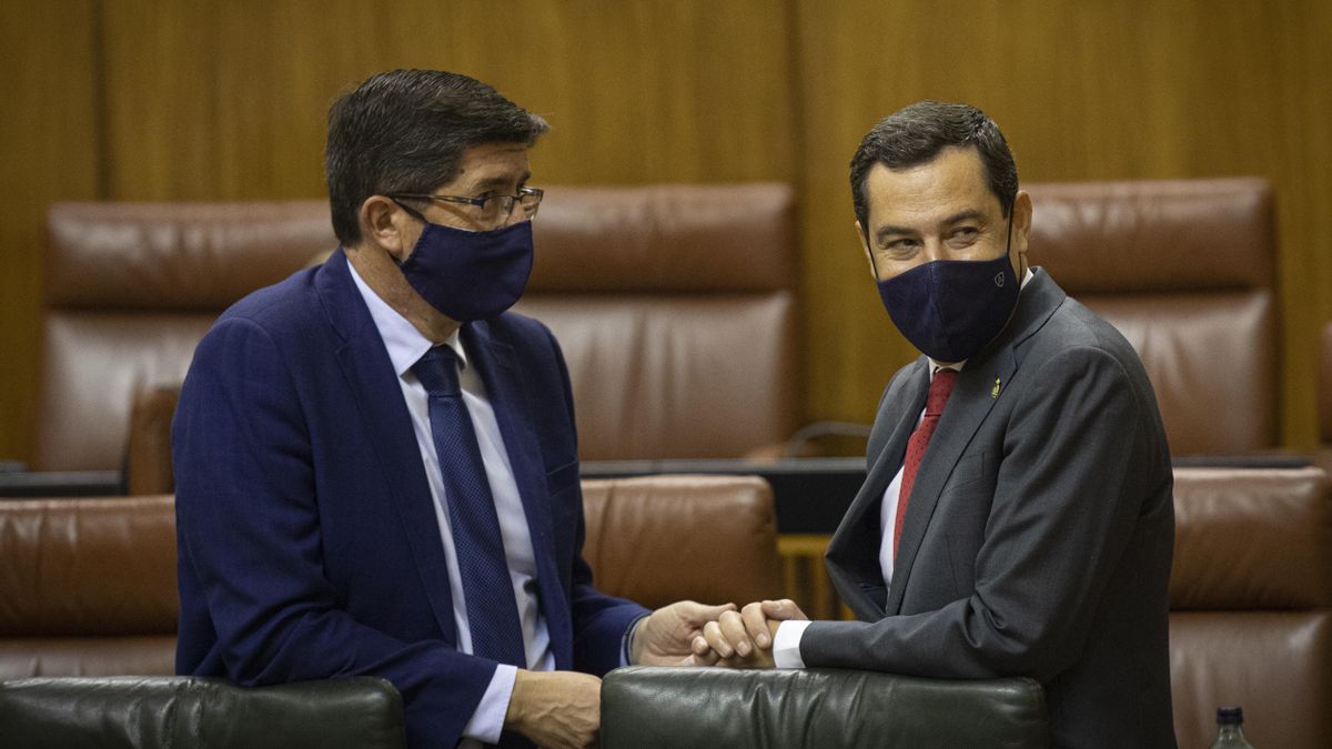 El presidente de la Junta de Andalucía, Juanma Moreno (d), junto al vicepresidente de la Junta, Juan Marín (i)