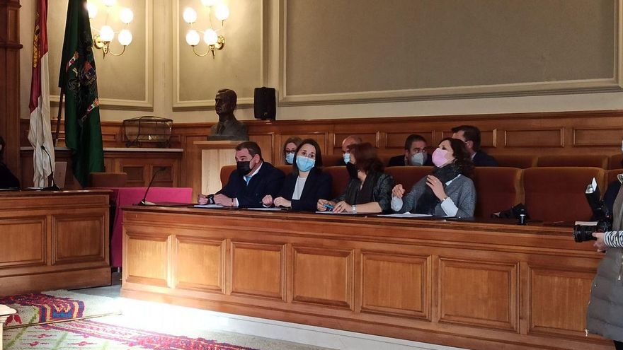 Diputados y diputadas del Grupo del PP en la Diputación al inicio del pleno, entre los que no estaba todavía Carlos Velázquez