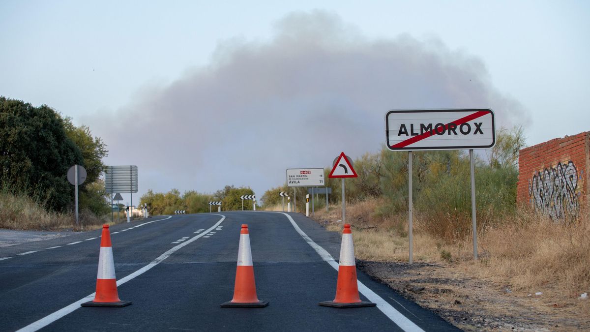 Vista de la columna de humo, en la urbanización El Encinar del Alberche, a 22 de julio de 2026, en Villa del Prado, Madrid (España). Un incendio forestal originado en la tarde este miércoles en la localidad de Almorox (Toledo), que se ha elevado al nivel