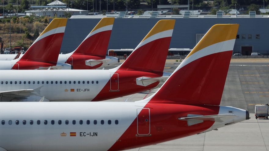 En la imagen, aviones de Iberia en el aeropuerto de Madrid-Barajas. EFE/Emilio Naranjo