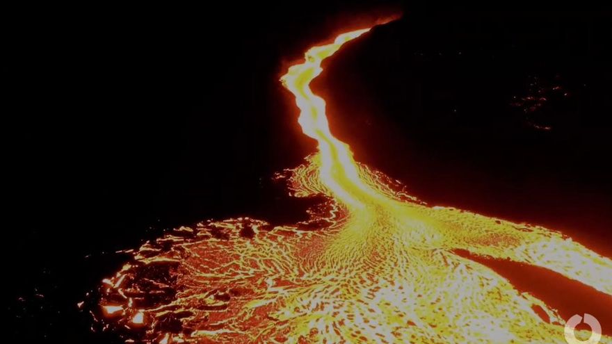 VÍDEO | El espectacular vuelo nocturno sobre la lava del volcán de La Palma a vista de dron