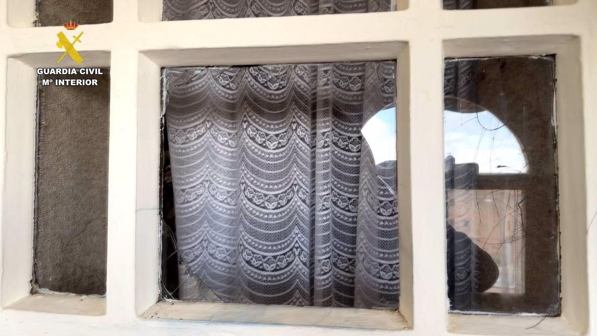 Ventana rota para robar en un domicilio.