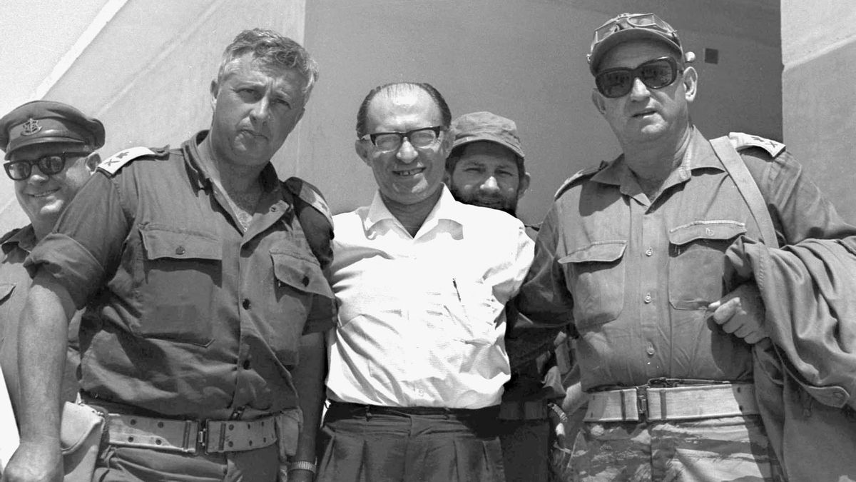 El primer ministro israelí Menahem Begin (centro), en el desierto del Sinaí en 1967, flanqueado por los general de división Ariel Sharon (izquierda) —futuro primer ministro— y Avraham Yoffe.