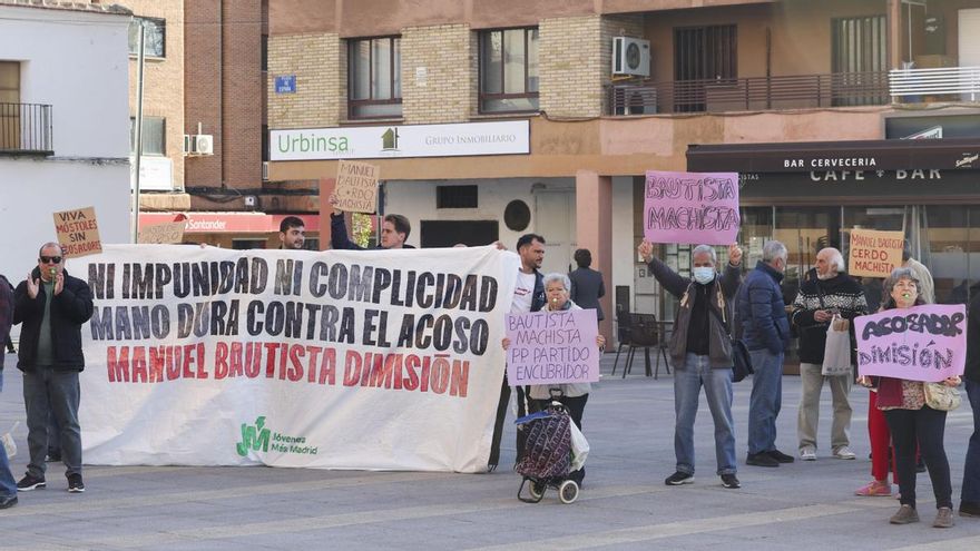 Concentración a las puertas del Ayuntamiento de Móstoles