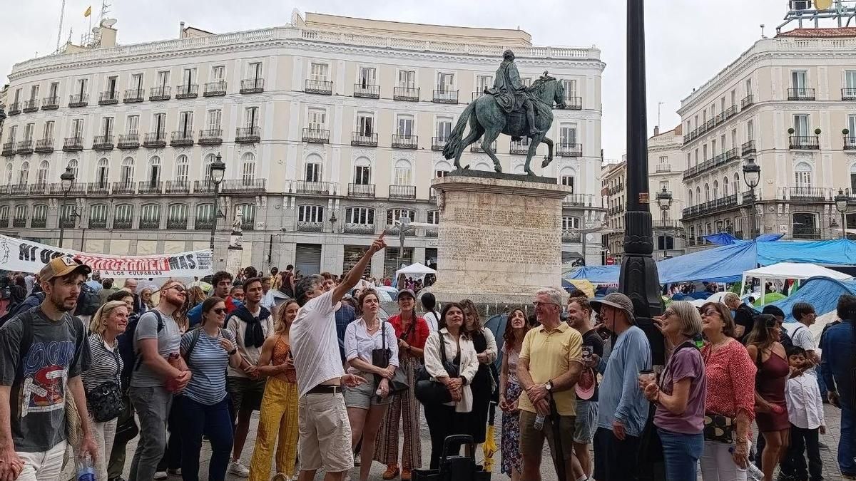 Curiosidad y empatía en los 'free tours' que se topan con la acampada de Sol: "En Irlanda tenemos el mismo problema"