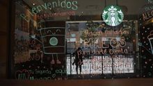 Vista de la fachada de un café este lunes, con mensajes a sus clientes en los trabajos de remodelación para la reapertura de negocios en la Ciudad de México (México).