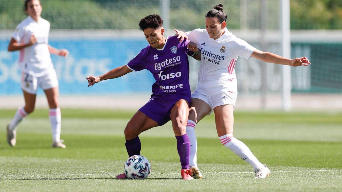 María José intenta controlar la pelota ante la presión rival