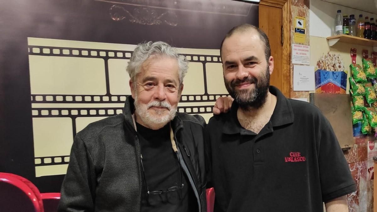 El cineasta Carlos Iglesias (izquierda) y Alejo Ibáñez, regente del Cine Velasco y directivo del Cineclub Luz de Astorga. 