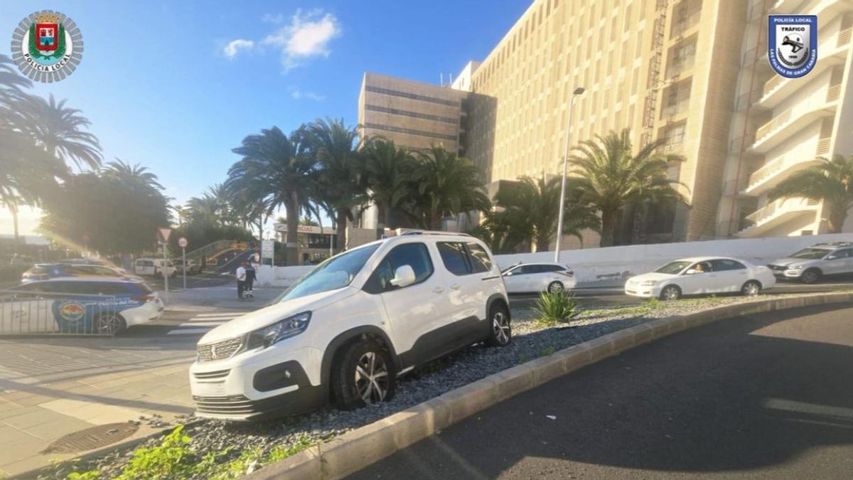 Un coche acaba en una zona ajardinada frente al Hospital Insular de Gran Canaria "por un despiste"