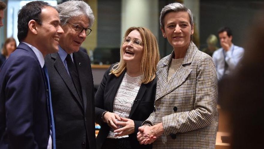 La UE acuerda una ley para regular los contenidos digitales: "Lo que es ilegal 'offline' será ilegal 'online"