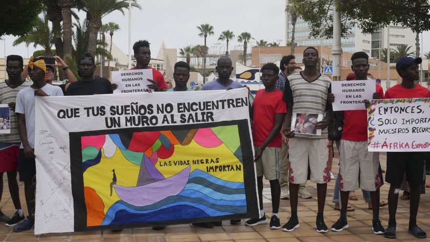 Los migrantes del salto a la valla piden justicia en una protesta en Melilla