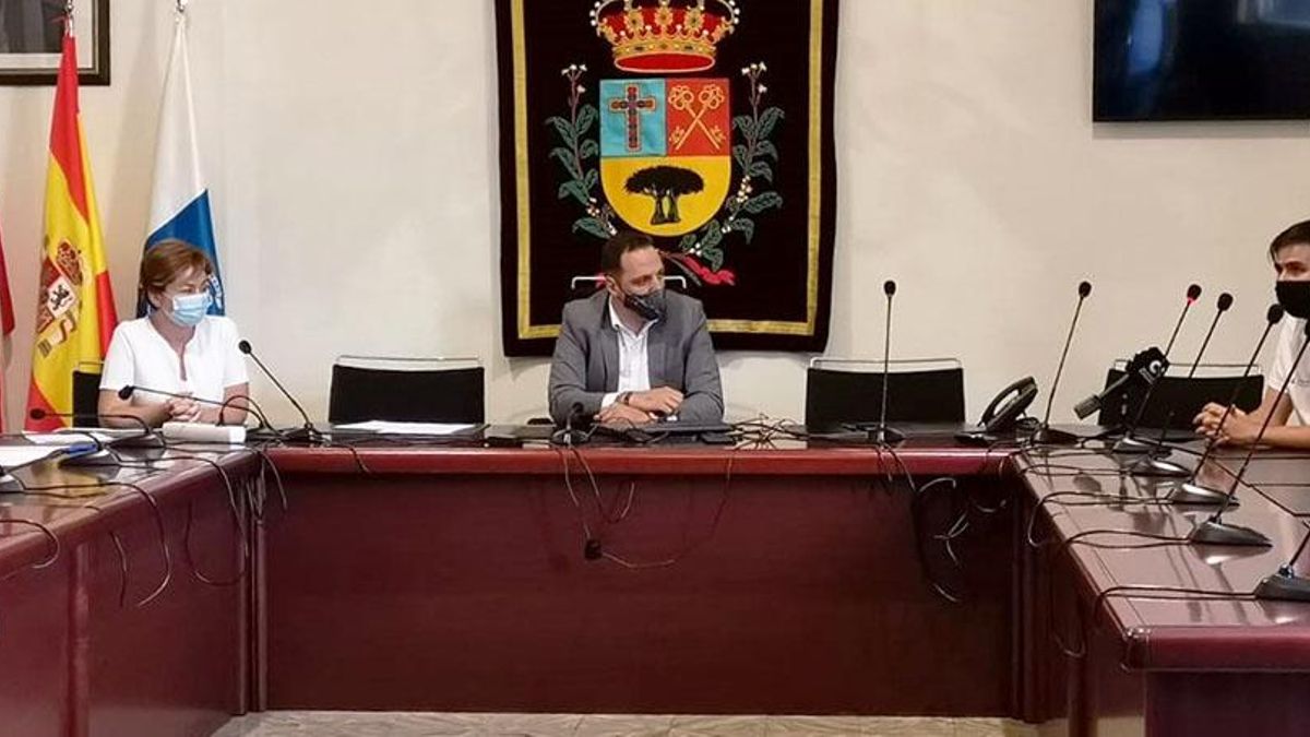 Un momento de la firma del convenio.