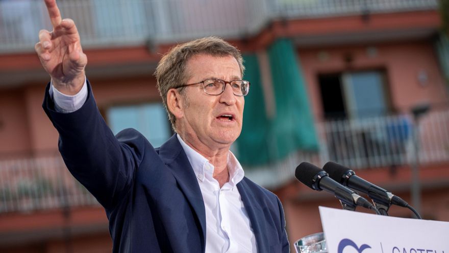 El presidente del Partido Popular (PP) de España, Alberto Núñez Feijoo, interviene junto al líder del PP catalán, Alejandro Fernández, en un acto de precampaña en la Plaza Joan XXIII, a 22 de abril de 2023, en Castelldefels, Barcelona, Catalunya (España).