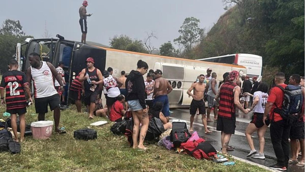 Imagen de rastreo de redes que muestra un autobús accidentado que transportaba hinchas de Flamengo este lunes, en la carretera Presidente Dutra (Brasil).