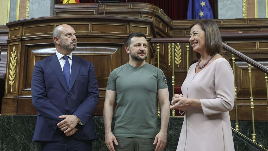 Archivo - Volodímir Zelenski junto a la presidenta del Congreso, Francina Armengol, y el presidente del Senado, Pedro Rollán, en mayo de 2024.