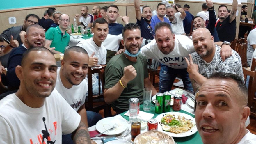 Polémico almuerzo navideño de una murga con más de 30 personas sin respetar la distancia de seguridad