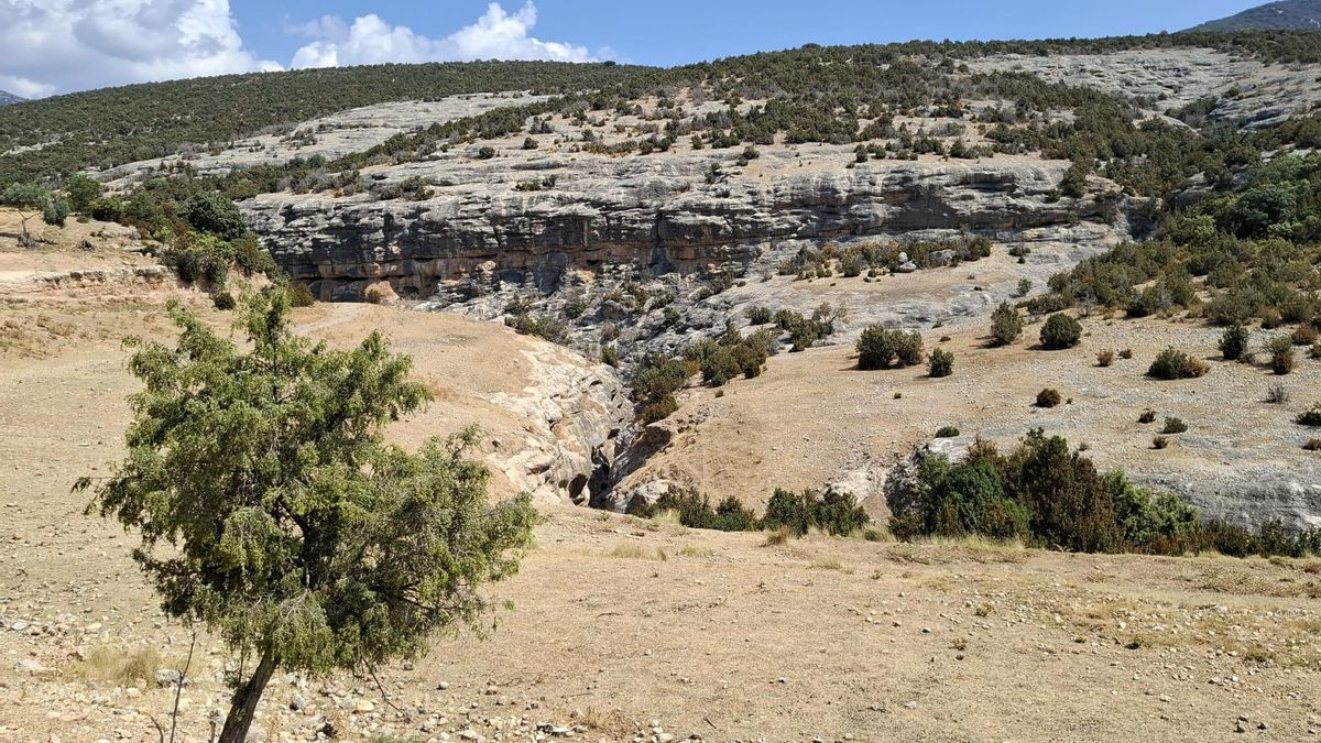 Las paredes que dan acceso a la Cueva de Chaves, situada en plena Sierra de Guara altoaragonesa.