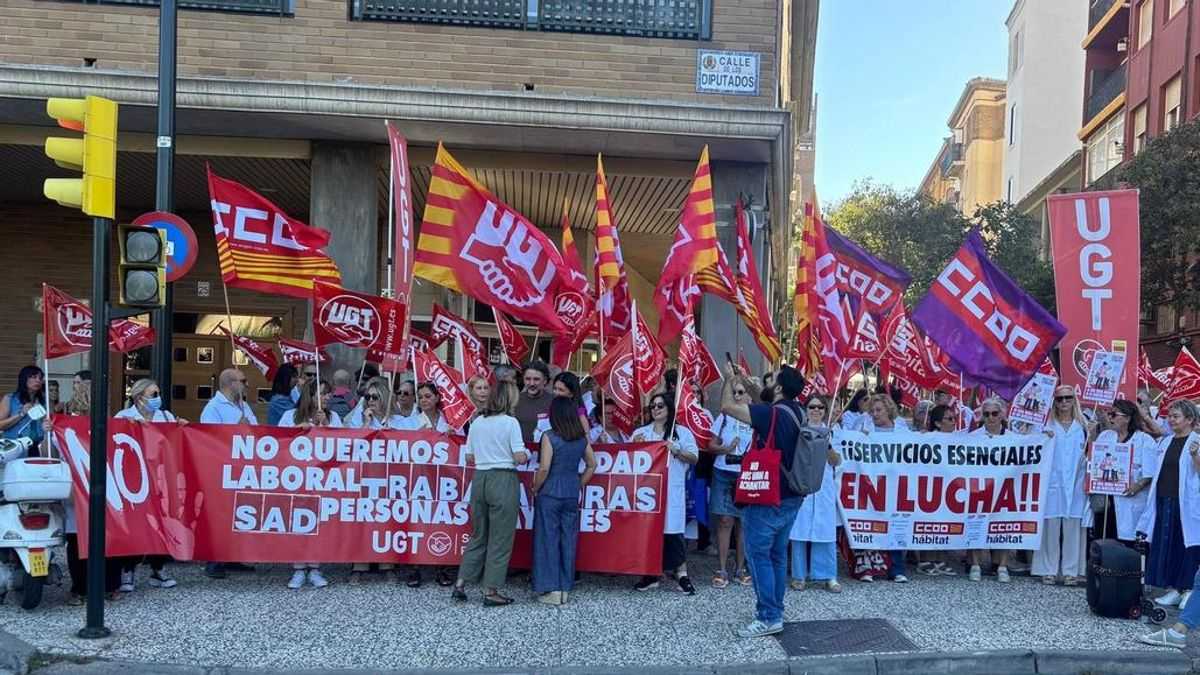 Las trabajadoras de ayuda a domicilio reclaman recuperar las horas perdidas por falta de financiación