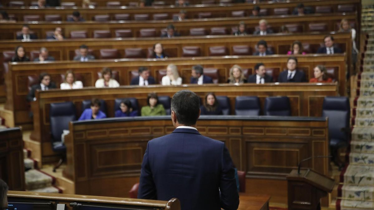 El presidente del Gobierno, Pedro Sánchez (c), durante la sesión plenaria celebrada este martes en el Congreso de los Diputados, en Madrid.