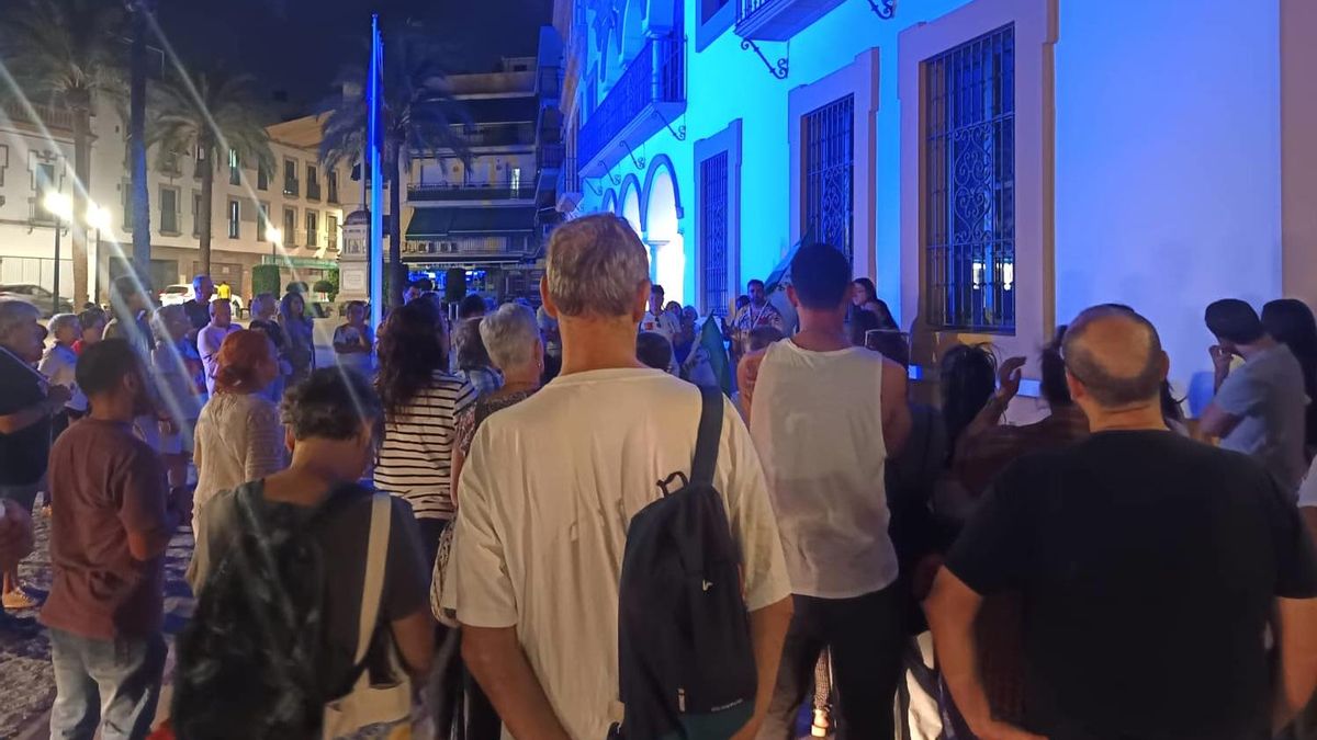 Concentración de apoyo a Titela y sus hijos ante el Ayuntamiento de Dos Hermanas.