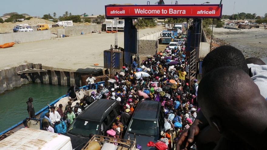 Transbordador de Barra. Pasar a la orilla norte del río desde Banjul es una de las experiencias 'locales' que hay que hacer sí o sí.