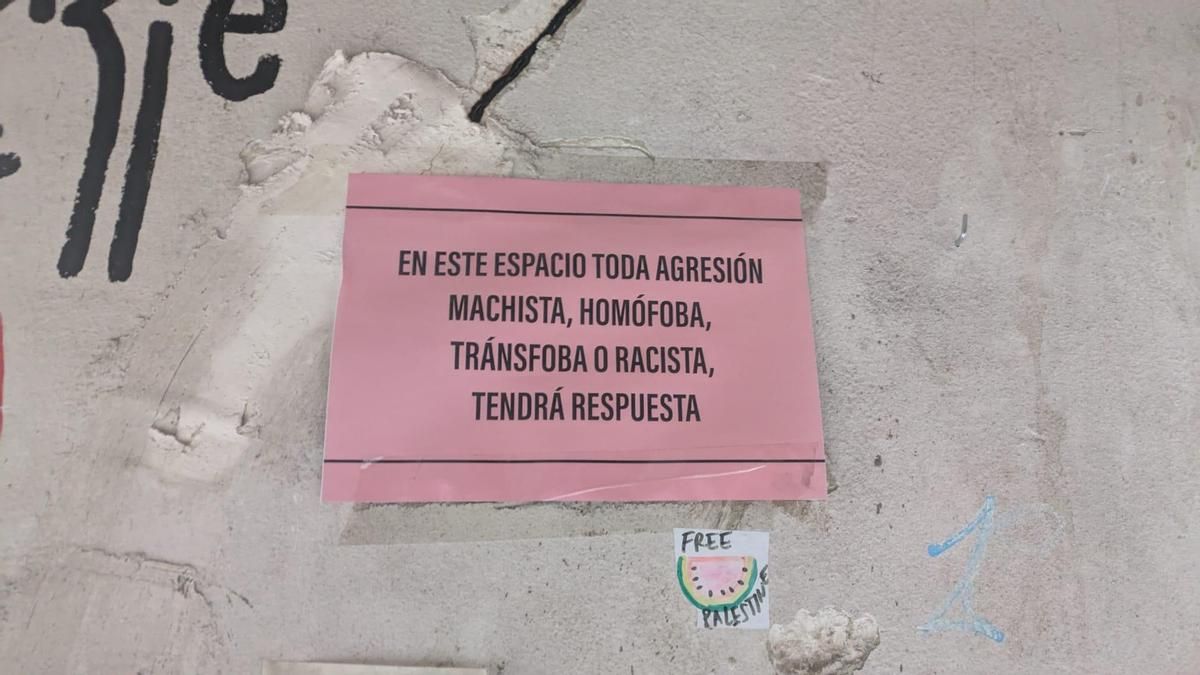 Un cartel advierte de represalias ante distintos tipos de agresión, en el CSO La Rosa