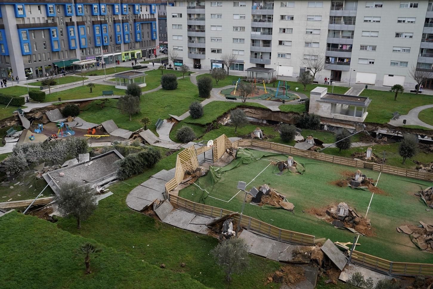 Hundimiento del parking de Nueva Montaña (Santander). | JOAQUÍN GÓMEZ SASTRE