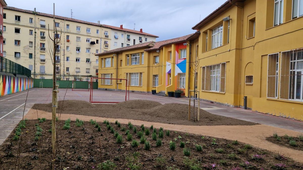 Patio del centro escolar ubicado en el barrio torrelaveguense de La Inmobiliaria.