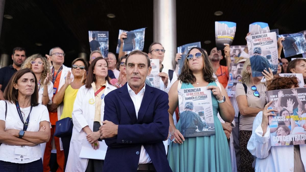 El cirujano que denunció el cambio de prioridad de pacientes en Madrid se querella contra la consejera de Ayuso