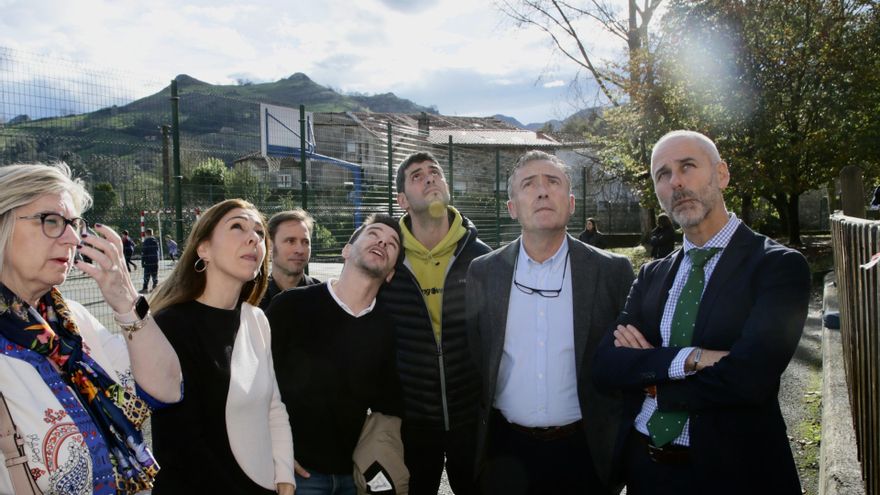 El consejero de Educación, Sergio Silva (derecha), y el alcalde de Liérganes, Ángel Bordas (segundo por la derecha), entre otros, en el colegio Eugenio Perojo del municipio