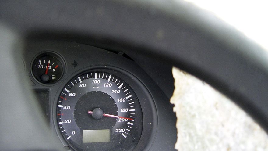 Manipularon el cuentakilómetros de un coche para venderlo: a juicio un padre y su hijo