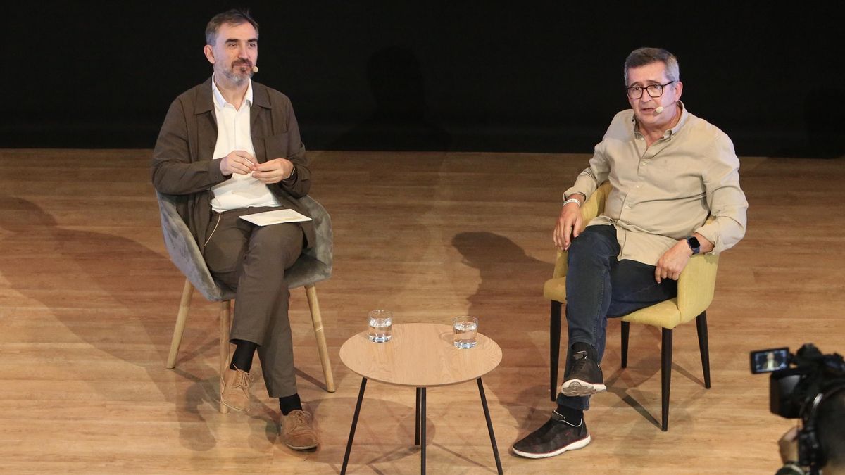 El director de elDiario.es Ignacio Escolar y el director de Canarias Ahora Carlos Sosa en la inauguración del FIC.