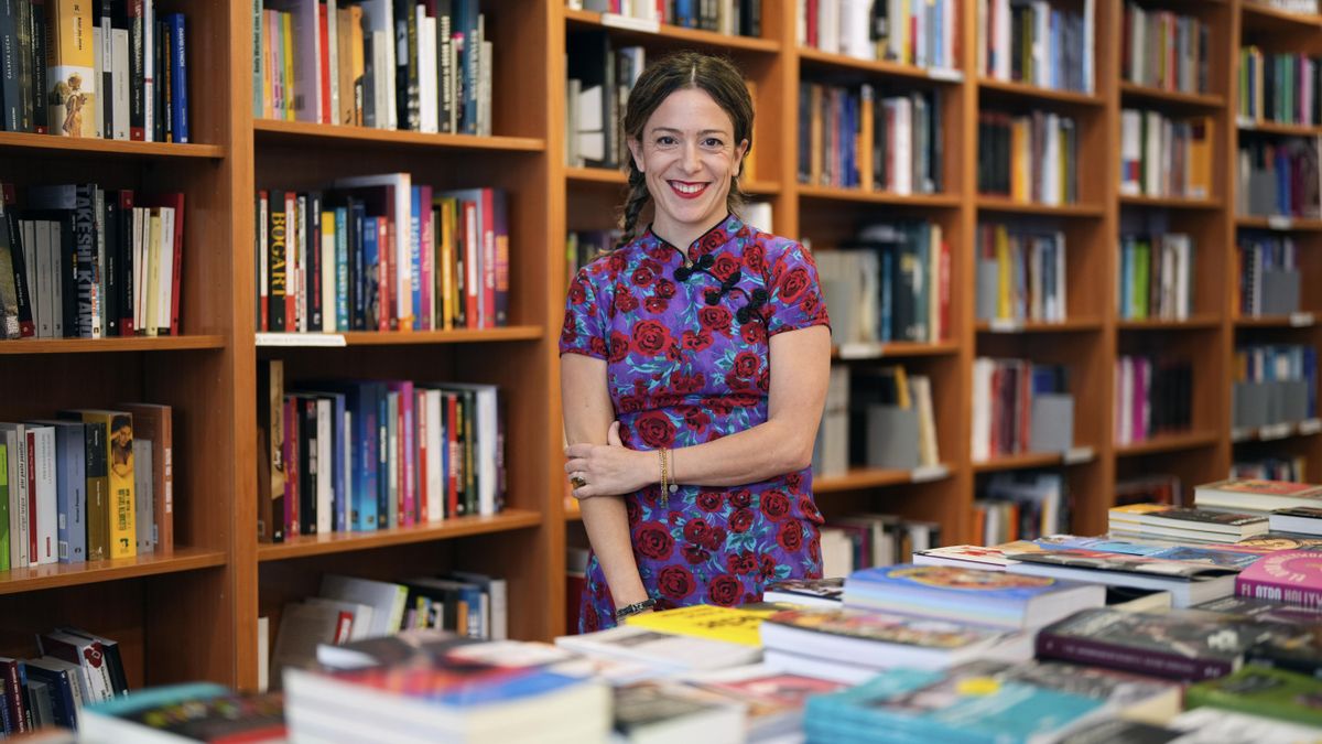 La directora de cine Andrea Jaurrieta posa durante una entrevista con EFE en la librería Ocho y Medio de Madrid.