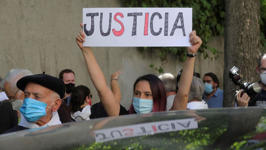 Varias familiares de víctimas participan en una protesta frente a la Embajada Argentina en Madrid