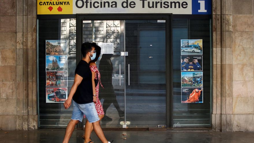Una oficina de turismo de Cataluña en las Ramblas de Barcelona, cerrada al público temporalmente, este domingo, después de que los rebrotes de coronavirus que han aparecido en las últimas semanas en Cataluña hayan provocado una oleada de cancelaciones en Barcelona y que algunos hoteles que habían reabierto tras la apertura de las fronteras vuelvan a cerrar.