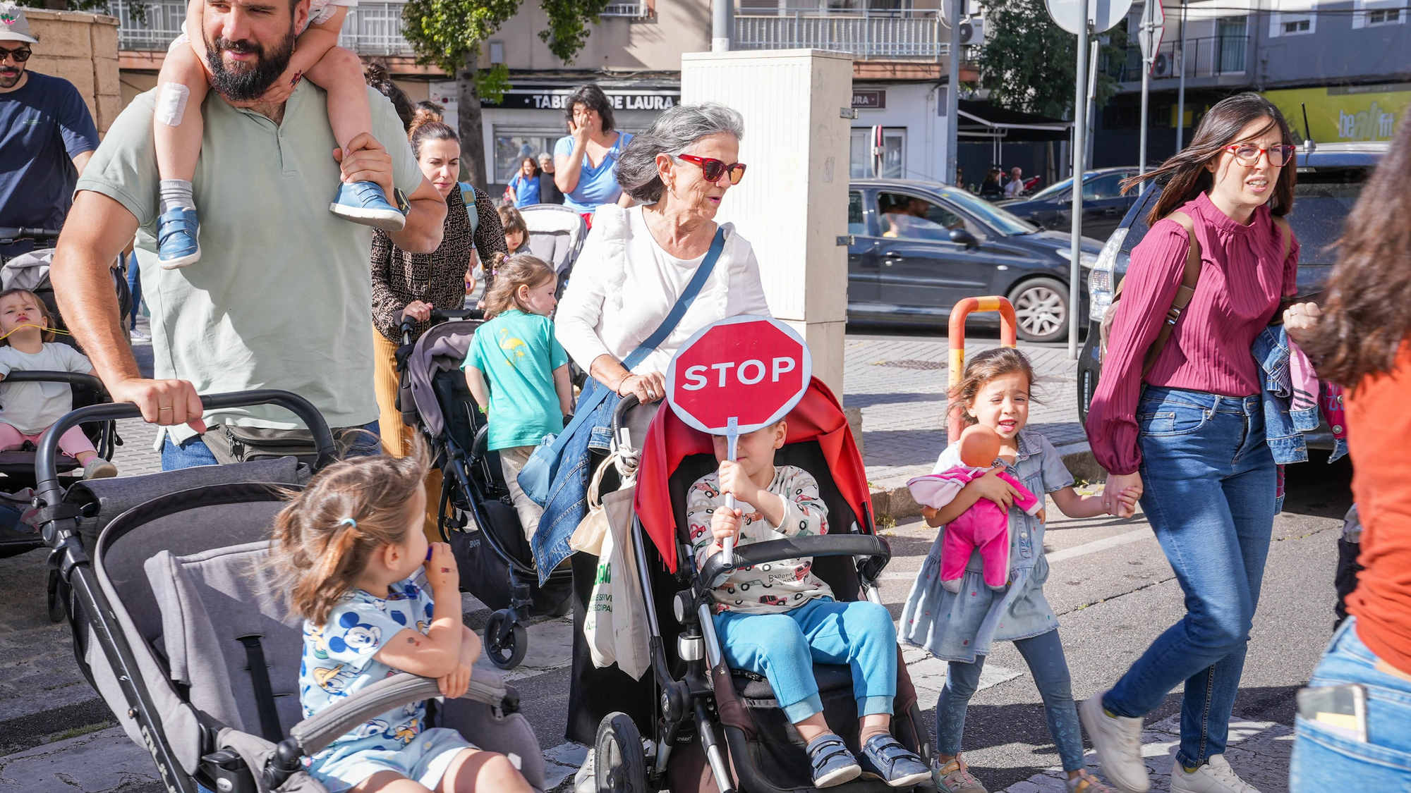 Ruta de familias CEIP Hernán Ruiz у CEIP López Diéguez para reclamar más líneas educativas en ambos centros