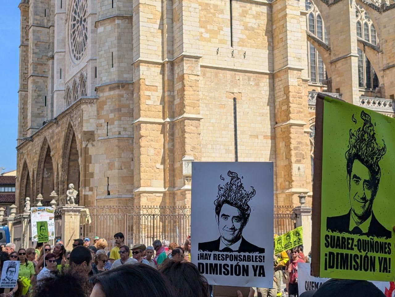 Protesta en León contra la gestión de la Junta de los incendios forestales de este verano.