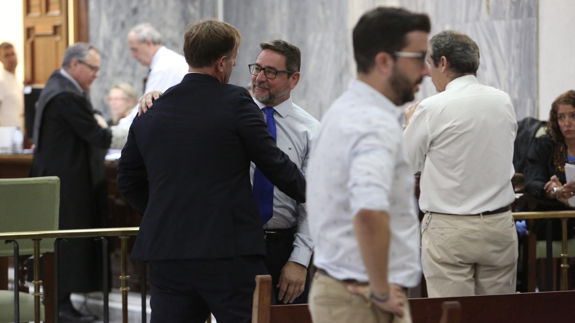 Salvador Alba y al abogado Eduardo López Mendoza. (Alejandro Ramos).