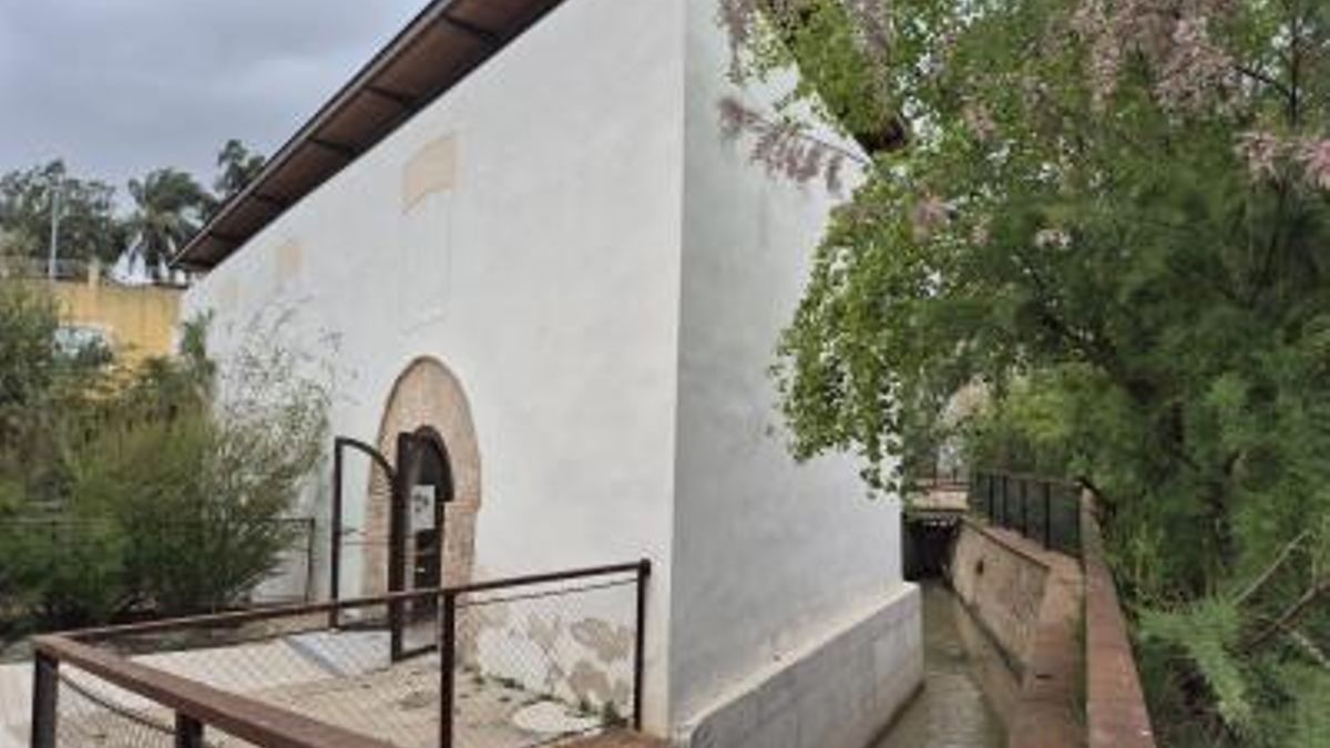 Molino armero en el exterior de la acequia