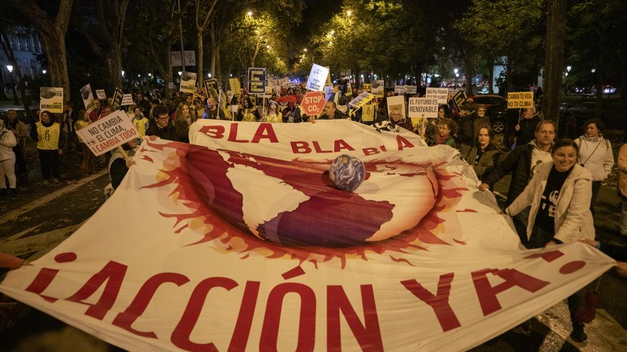 Los manifestantes protestan contra la falta de ambición de los gobiernos que participan en la COP27