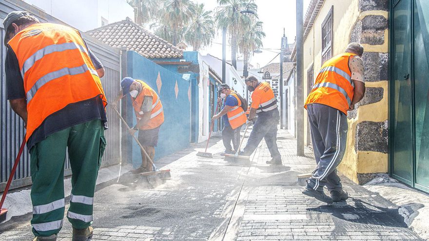 Limpieza de cenizas en La Palma. / Fotos: Leandro Betancor Fajardo