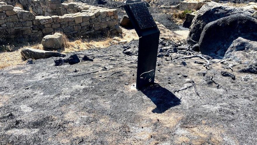 Daños en cartelería turística de Navasangil.