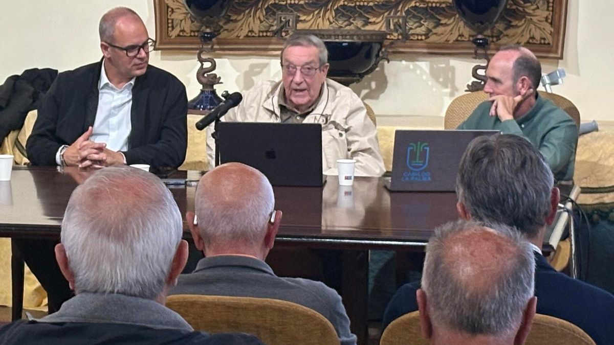 El  arquitecto Rafael Daranas  (c) participó el pasado viernes en  el seminario 'La ciudad y el mar' ,  junto con el director general de Costas y Gestión del Espacio Marítimo, Antonio Acosta (i) y el también arquitecto Ángel Caro.