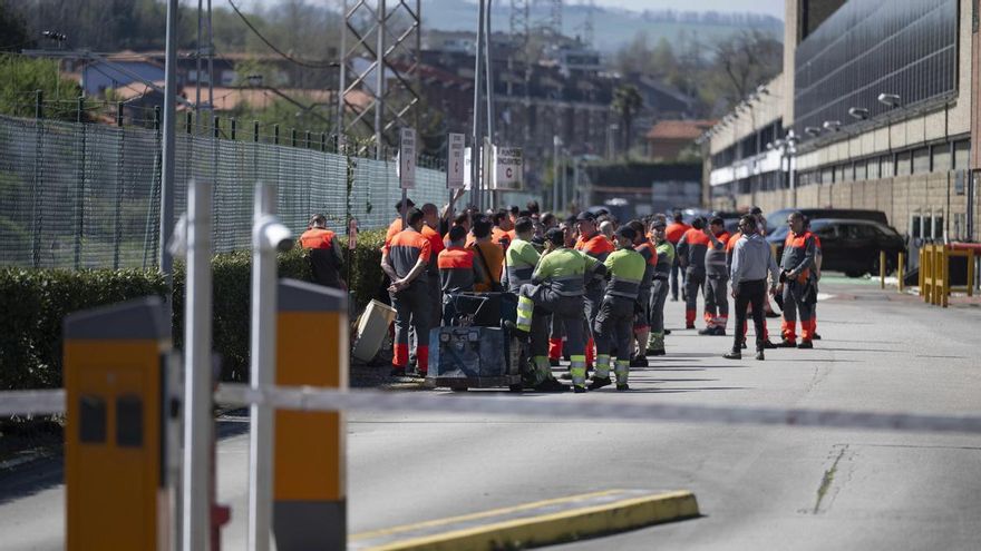 Los sindicatos de Bridgestone esperan una huelga "masiva" para responder a los 211 despidos anunciados en Cantabria