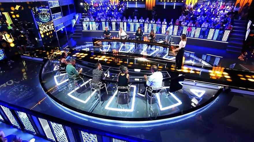 Mesa de debate y plató de 'La última noche'